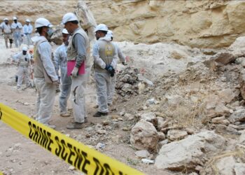 عراق میں لوگ داعش کے ہاتھوں مارے گئے رشتہ داروں کی لاشیں تلاش کر رہے ہیں۔